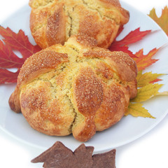 Pane dei morti su sfondo bianco. Dolce messicano per il giorno dei morti. Halloween