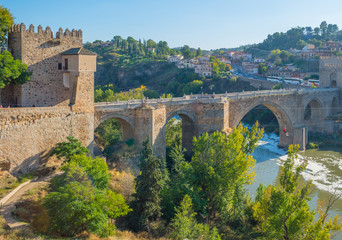 Fototapeta premium Medieval bridge over a river in Toledo