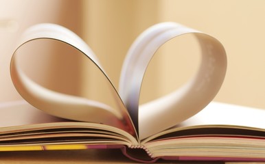 Aufgeschlagenes Buch mit Herz