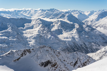 Fototapeta na wymiar Skiing and Snowboarding in the winterly Stubai Alps