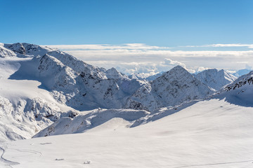 Obraz premium Skiing and Snowboarding in the winterly Stubai Alps