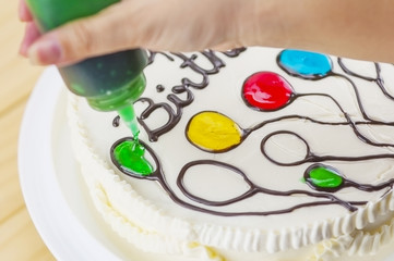 Birthday cake decoration using green yam making a colorful balloon