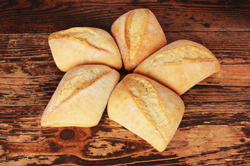 Brötchen isoliert auf Holz in Form einer Blüte