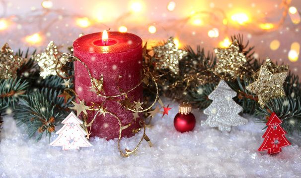 Weihnachten, Dekoration mit roter brennender Kerze und Schneeflocken