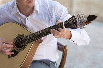 Cantando Fado y tocando guitarra portuguesa 