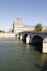 Pont Royal et Musée du Louvre à Paris	