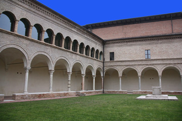 Fototapeta premium Cloître du couvent franciscain à Ravenne, Italie
