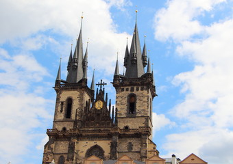 Fototapeta na wymiar Clochers de l'église Notre Dame de Týn à Prague