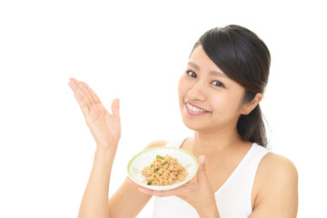 食事を楽しむ女性