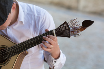 Cantando Fado y tocando guitarra portuguesa  - obrazy, fototapety, plakaty