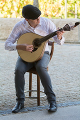 Cantando Fado y tocando guitarra portuguesa 