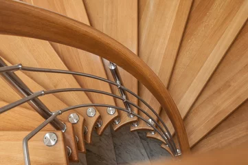 Gartenposter Treppen Detail der Wendeltreppe aus Holz und Metall