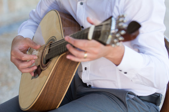 Tocando guitarra portuguesa 