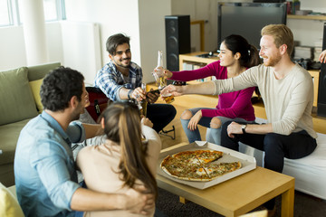 Friends eating pizza