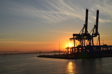 Silhouette Containerbrücke im Sonnenuntergang
