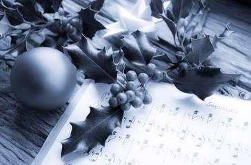 Sehr altes, handgeschriebenes Notenblatt mit  Weihnachtskugel, Ilex Zweig und Weihnachtsstern,...