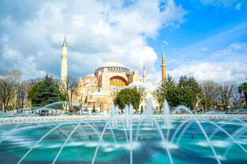 Naklejka premium Meczet Hagia Sophia z placu Sultanahmet w Stambule