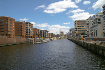 Neue Hafencity gegenüber alte Speicherstadt