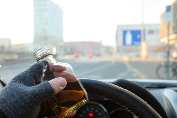 Alkohol  trinken während der Fahrt mit einem Auto
