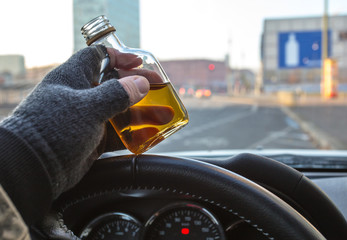 Alkohol  trinken während der Fahrt mit einem Auto