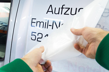Werbetechnik / Autobeschriftung mit Aufklebern / Beschriftung mit Klebefolie