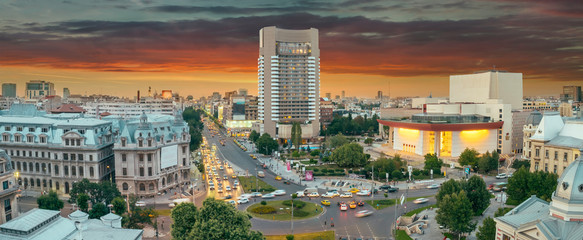 Traffic lights in the center of the capital city of Romania, Bucharest. University Square photo shot at dusk. - obrazy, fototapety, plakaty