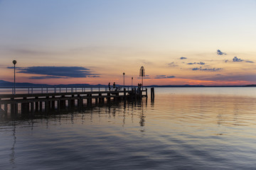 Sul molo al tramonto