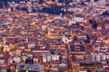 Natale a Trento. Panorama notturno della Città durante il periodo natalizio con le luminarie.