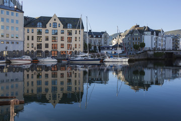Fototapeta na wymiar Alesund houses reflect in water