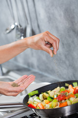 préparation d'une poêlée de légumes avec de l'huile d'olive