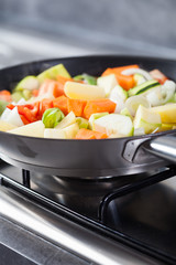 poêlée de légumes sur une cuisinière
