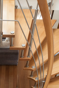 détail escalier en colimaçon en bois et métal