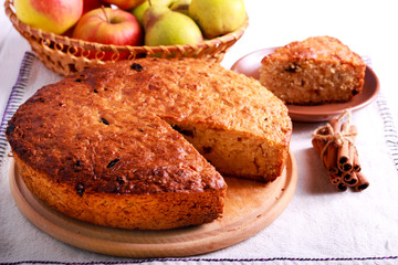 Pear and apple cake with cinnamon