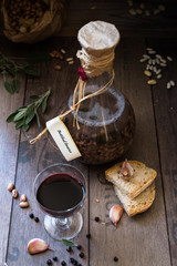 cibo italiano: fagioli cotti in una bottiglia con salvia e aglio, pane rustico e bicchiere di vino