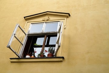 geöffnetes Fenster in der Altstadt von Prag