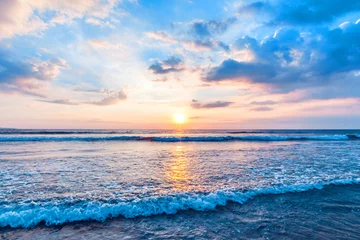 Poster Wunderschöner Sonnenuntergang am Meer © yellowj