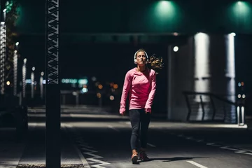 Photo sur Plexiglas Jogging Faire du jogging tard dans la nuit. . Femme jogging tard dans la nuit dans la ville