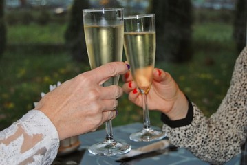 champagne into glasses