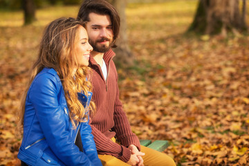 Fototapeta premium Cute couple hanging out in the park.