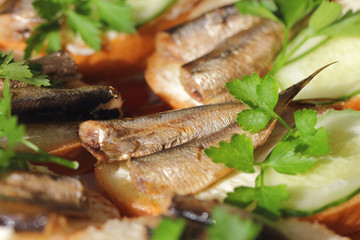 бутерброды с рыбой консервы шпроты