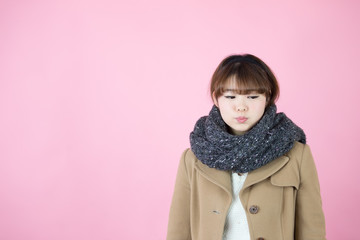 冬服の女性・ピンクバック