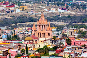 Fototapeta premium San Miguel de Allende, a colonial city in Mexicoâ??s central highlands, is known for its baroque Spanish architecture, thriving scene and cultural festivals. Gothic church Parroquia de San Miguel Arca