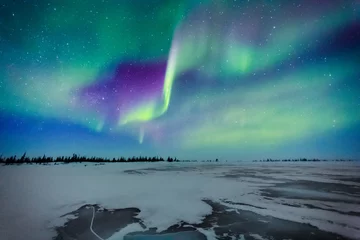 Zelfklevend Fotobehang Noorderlicht Aurora Borealis boven een bevroren meer