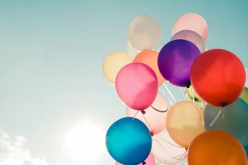 Photo sur Plexiglas Ballon Ballons colorés volant dans le ciel avec un effet de filtre vintage rétro. Le concept de joyeux anniversaire en été et de mariage lune de miel - utilisation pour l& 39 arrière-plan (ton de couleur vintage)