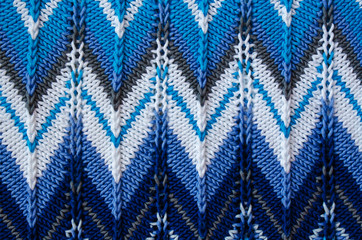 Knitted fabric in white and blue colors with a zigzag pattern