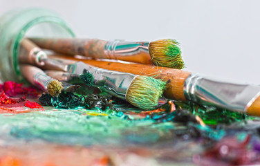 Obraz premium artist's palette with oil paints and brushes used for painting a