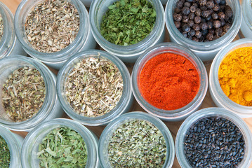 verschiedene Gewürze in Glasbehältern