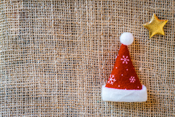 Weihnachtsmütze auf Jute