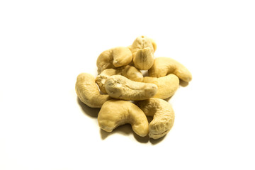 Cashewnüsse isoliert auf weiß