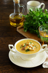 Pea soup with smoked ribs and croutons.